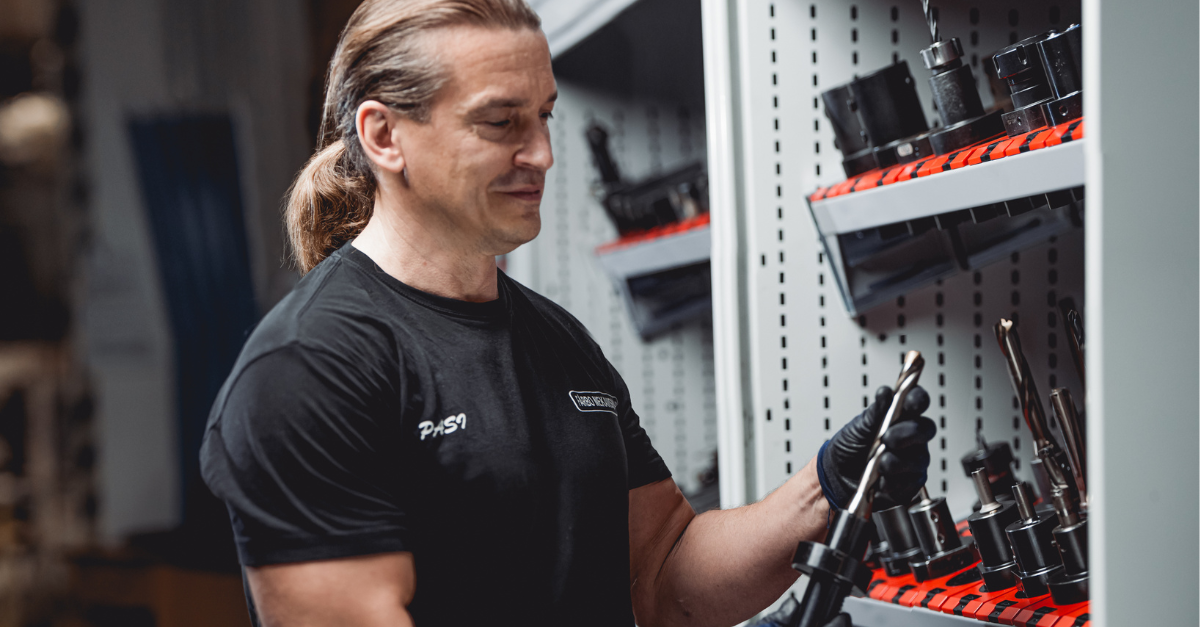 Fårbo Mekaniska reduces the time its operatives spend looking for tools by 2000 hours annually and saving another 135 hours a year with tool automation. 